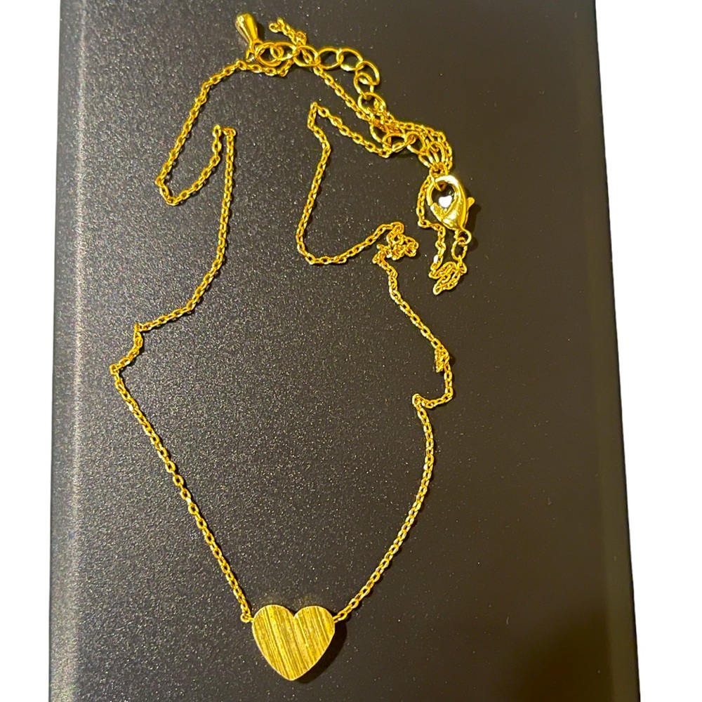 NWOT Gold Tone Brushed Heart Neclace